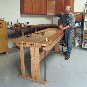 Plans for simple, versatile, sturdy woodworking workbench 