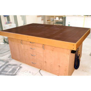 Free plans for sturdy woodworking assembly table workbench using a torsion box top
