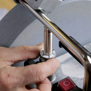 Precise height. A turn of the thumbwheel makes small and accurate adjustments to the universal support arm, so it is easy to set up the T-8 to grind blade bevels.