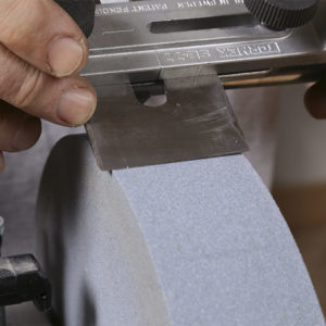 Create a camber. The square-edge jig can also be used to create a rounded cutting edge on plane blades.