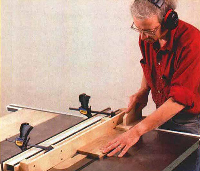 Cutting a dado at the tablesaw