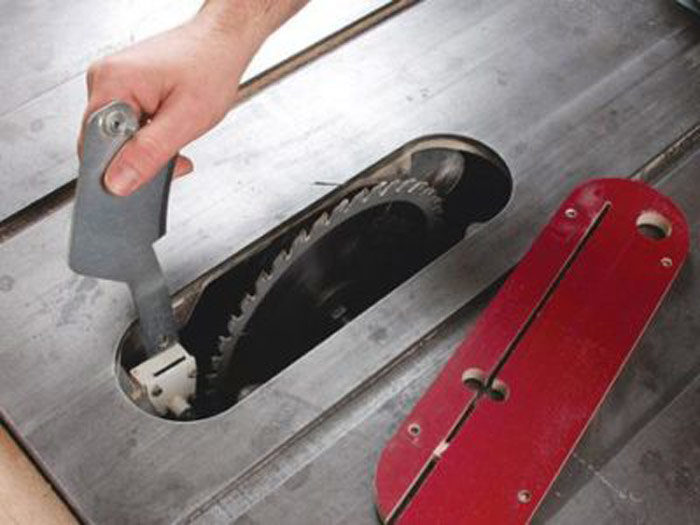 Inserting a tablesaw riving knife/splitter