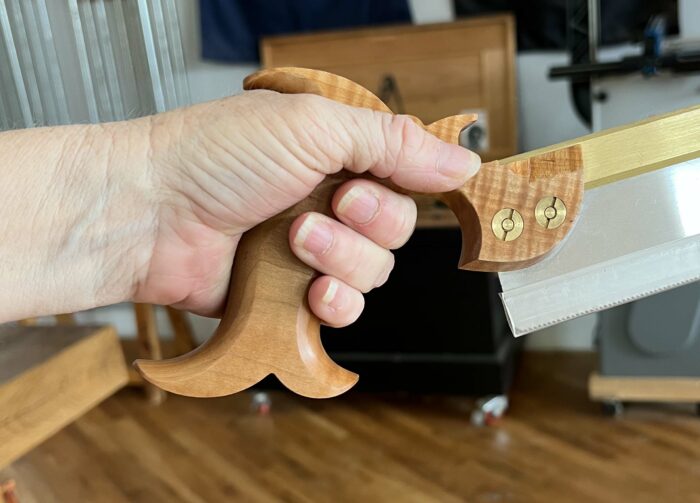 a dovetail saw fit for the average sized woodworker's hand