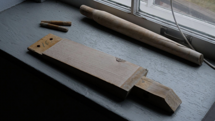 The handsawn splat tenon marked “16” and a splat, leg and pegs.