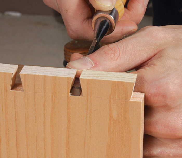 Put this baby into the corner. The side bevels on these chisels taper to a thin edge. As a result, they fit excellently into tight and angled corners, so you won’t dent or bruise dovetails as you pare away waste.