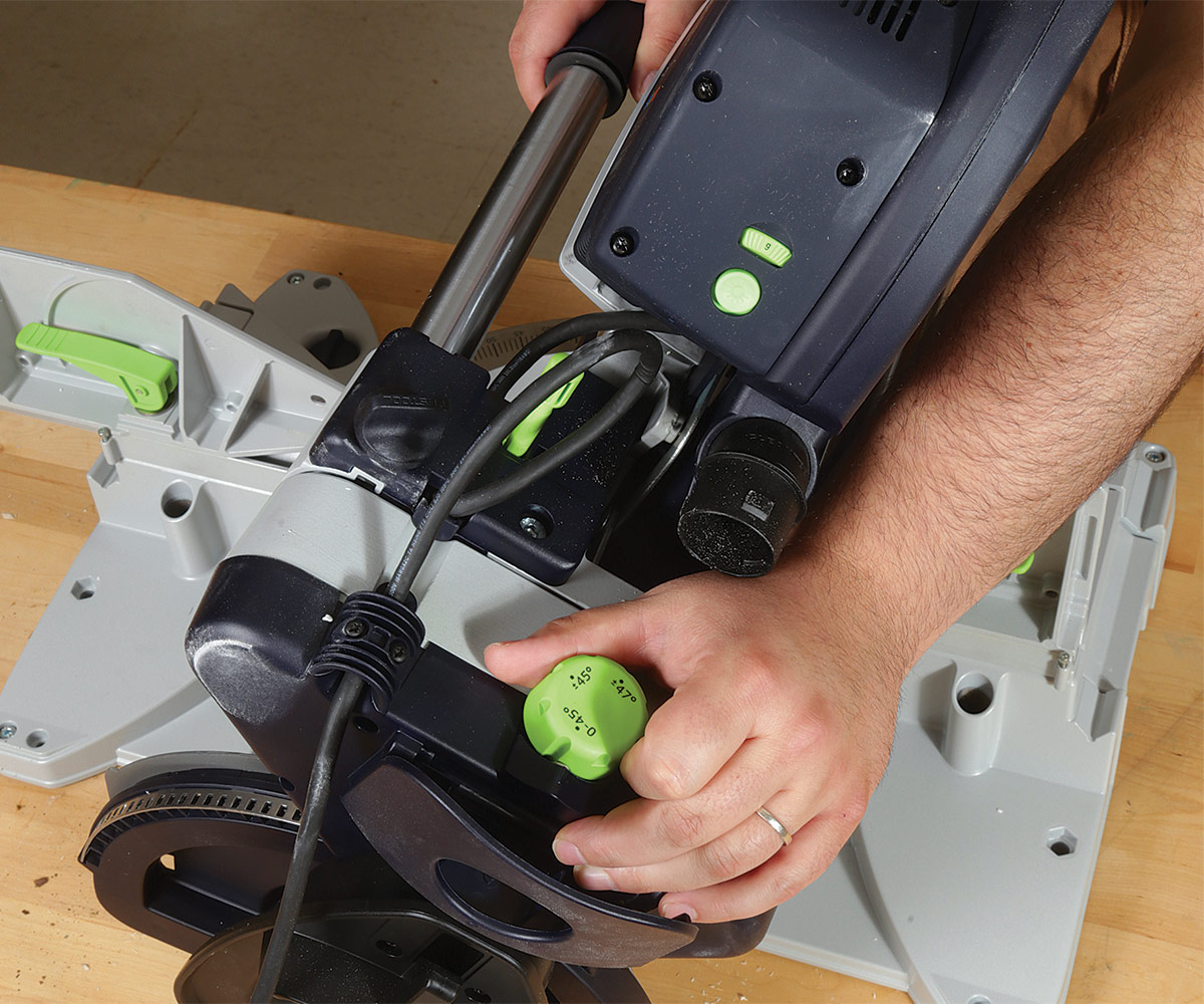 knob on compound miter saw for bevel adjustments