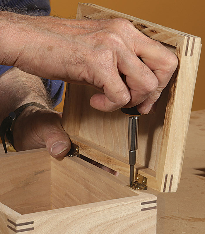 Attaching the hinges