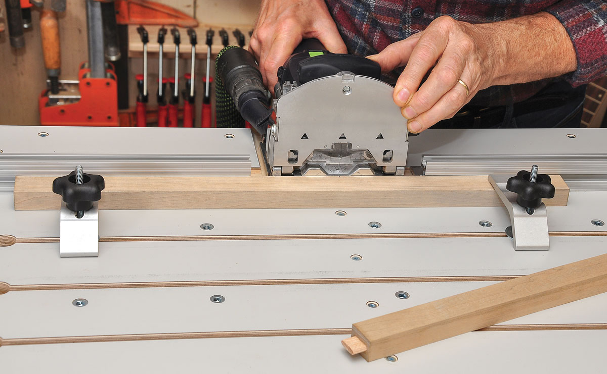 All sizes and shapes. The flat table, handy workpiece clamps, and long fences make it easy to mortise workpieces of all sizes, in any position. The table is compatible with Festool’s Domino DF 500 Joiner.